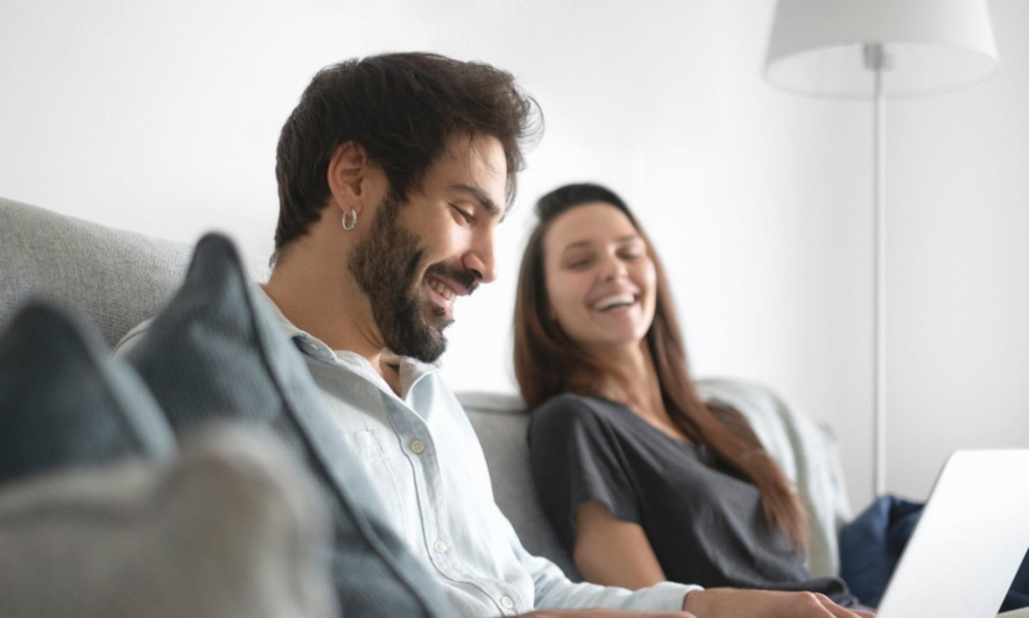 Finanzplanung Arbeitsplatz mit Dokumenten und Taschenrechner