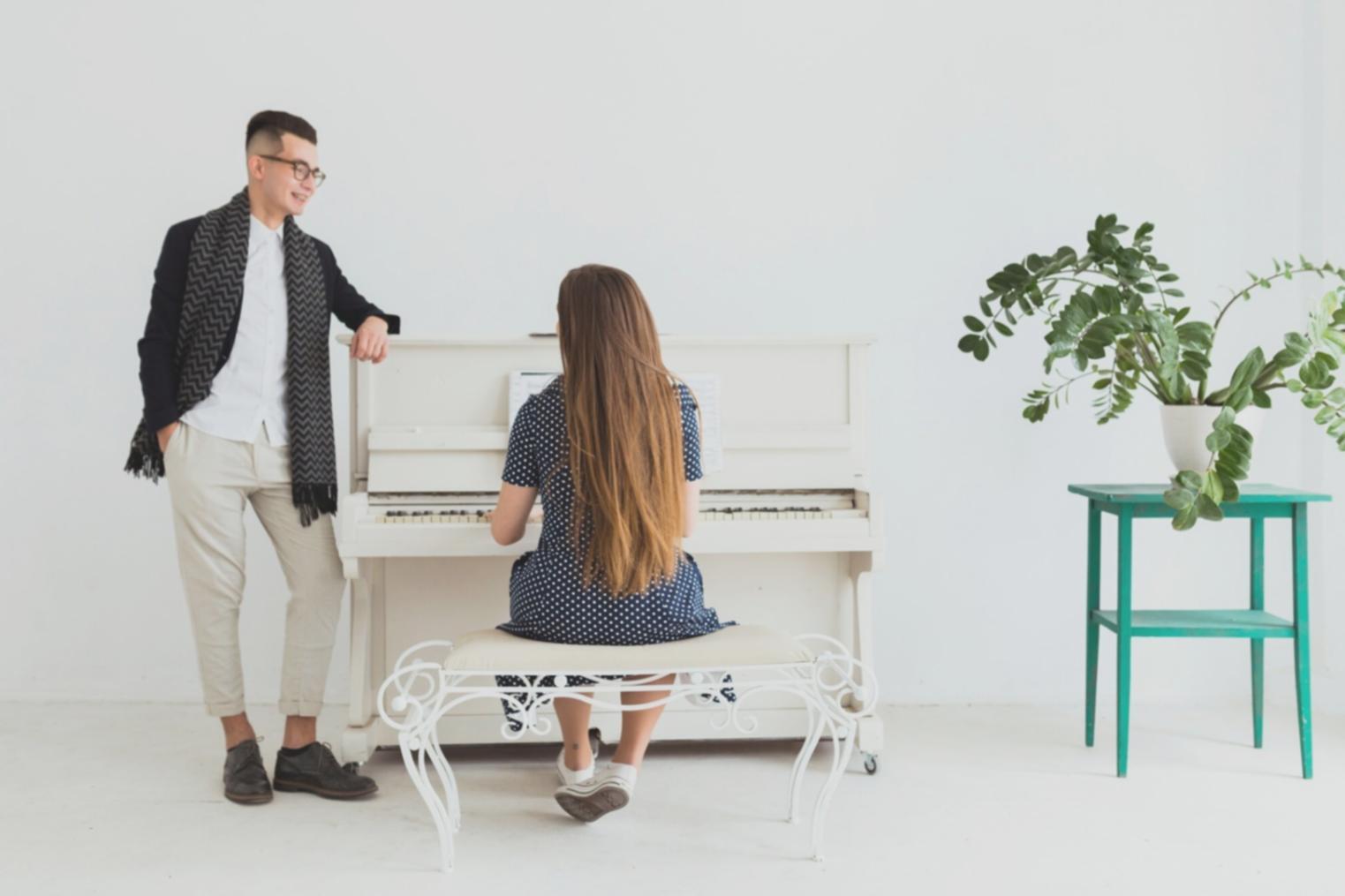 Modernes Büro mit Arbeitsplätzen für Finanzanalysten