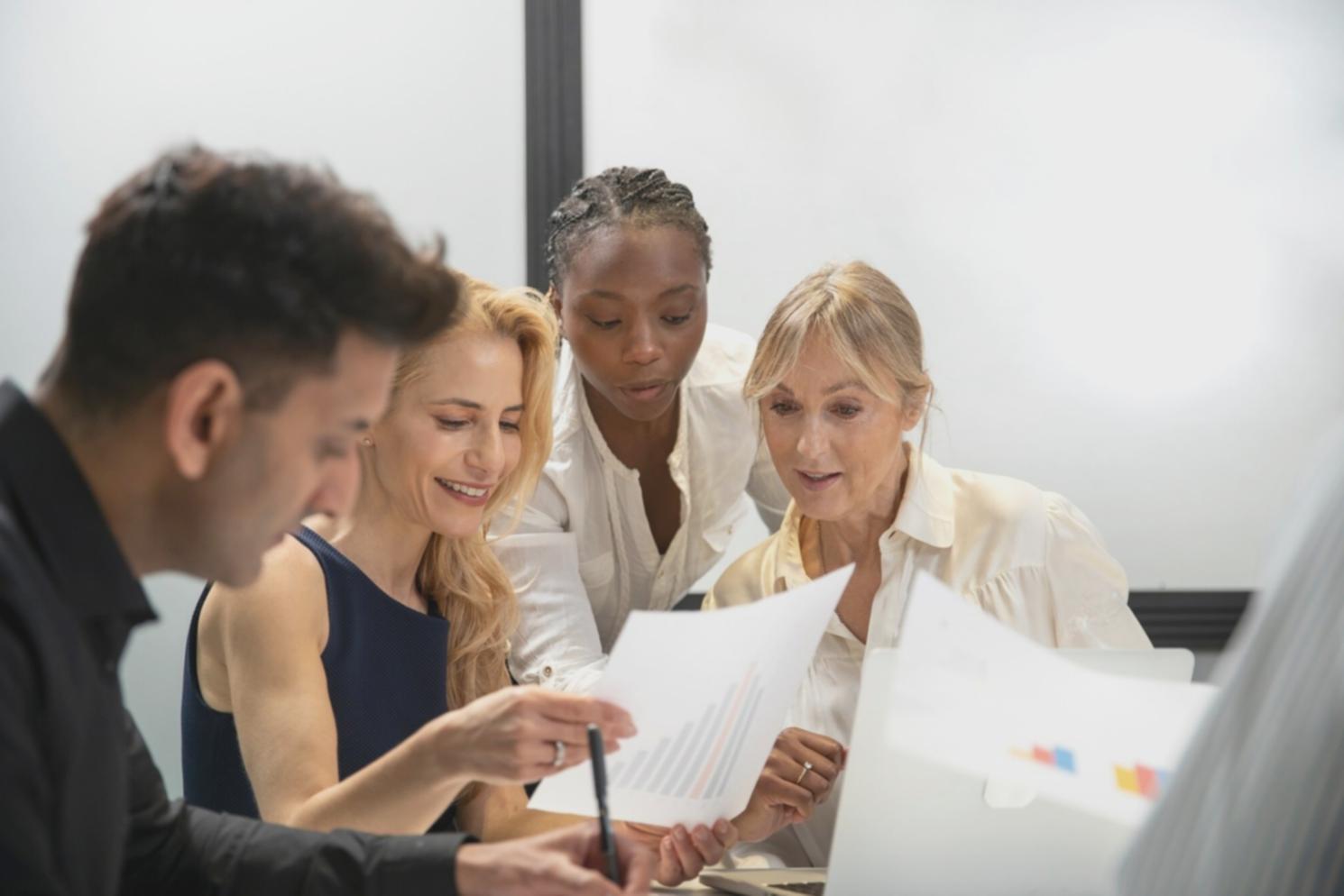 Finanzberater bei der Analyse von Unternehmenskennzahlen