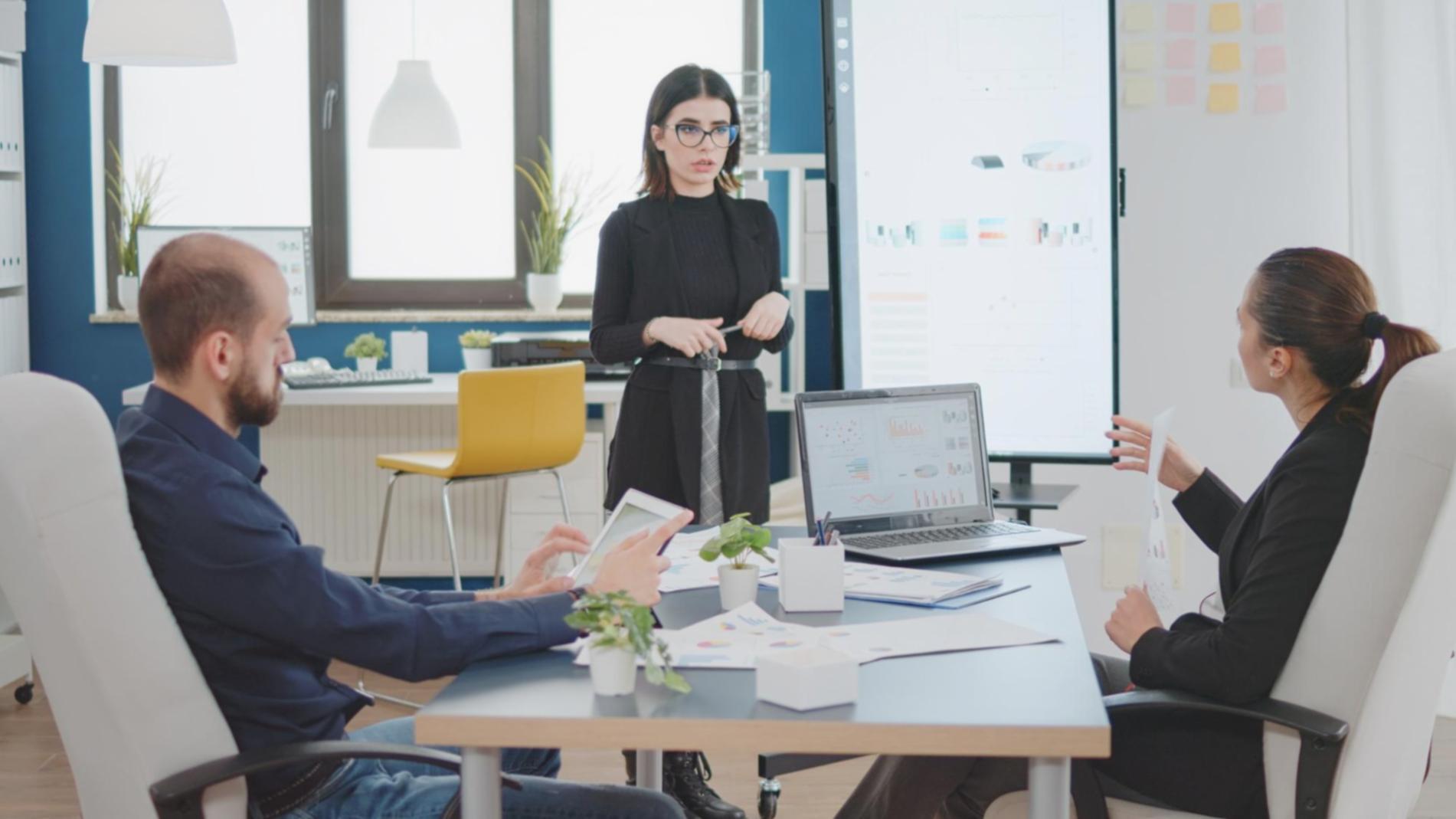 Professionelle Finanzberatung in modernem Büroumfeld